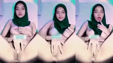 Bokep Indo Sarah Hijab Main Jari Super Brutal poster