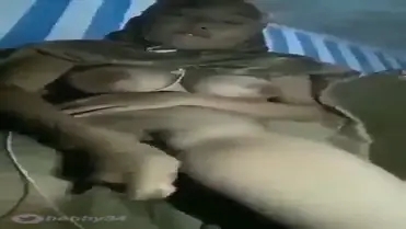 Bokep Jilbab Masturbasi Ekstrem Pakai Terong Besar poster